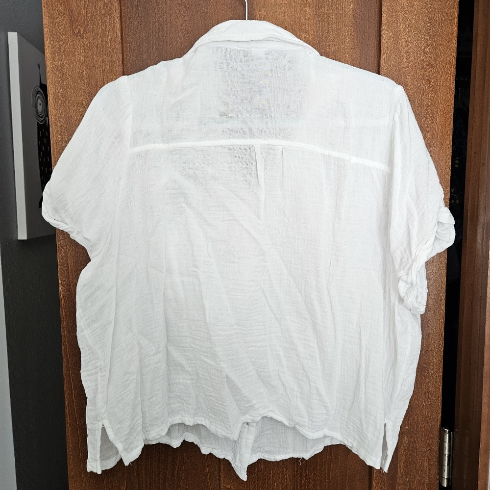 Old Navy White Short-Sleeve Gauze Button-Down Shirt - Picture 4 of 4
